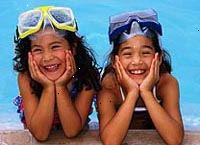 Bilde av to unge jenter fnisende ved siden av bassenget