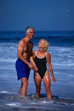 Bilde av eldre par å spille på stranden