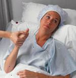 Bilde av en kvinne, distressed, i en sykehusseng