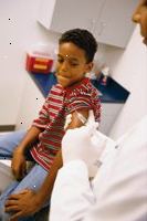 Bilde av en ung gutt forbereder seg på å få en vaksinasjon skudd fra hans lege