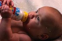 Bilde av en baby fôring seg en flaske