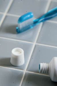 Bilde av en tannbørste og en tube med tannkrem