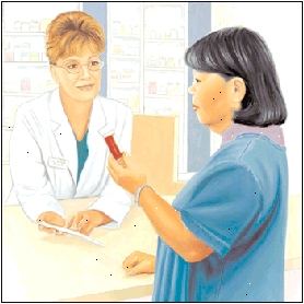 Kvinnen snakker til apoteket ved apoteket disken.