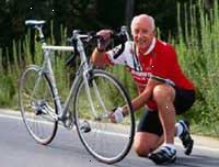 Bilde av en eldre mann å justere sin sykkel dekk