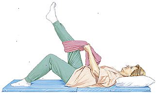 Kvinne liggende på matten med pute som støtter hodet. Det ene kneet er bøyd med foten flatt på gulvet. Håndkle er repeterende rundt andre kneet. Kvinne holder endene av håndkle og dra for å heve beinet.