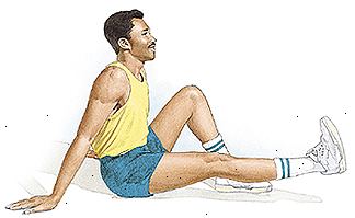 Man sitter på gulvet med det ene kneet bøyd og foten flatt på gulvet. Andre etappe er rett og delvis løftes opp fra gulvet.