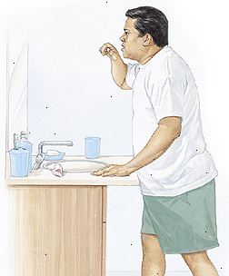 Man står ved vasken pusse tennene med ryggen rett, bøyd litt på hoftene.