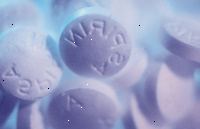 Bilde av flere hvite piller merket aspirin