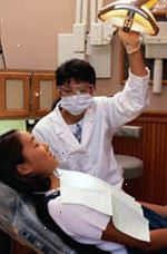 Bilde av en ung jente under et besøk til tannlegen hennes