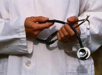 Bilde av en lege som holder et stetoskop