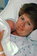 Bilde av en ny mor bonding med sin nyfødte på sykehuset