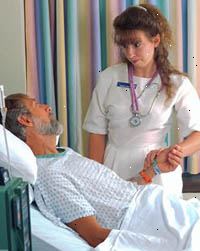 Bilde av en kvinnelig sykepleier med en pasient