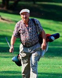 Bilde av en eldre mann med sine golfkøller