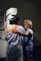 Bilde av middelaldrende kvinner å få en mammogram